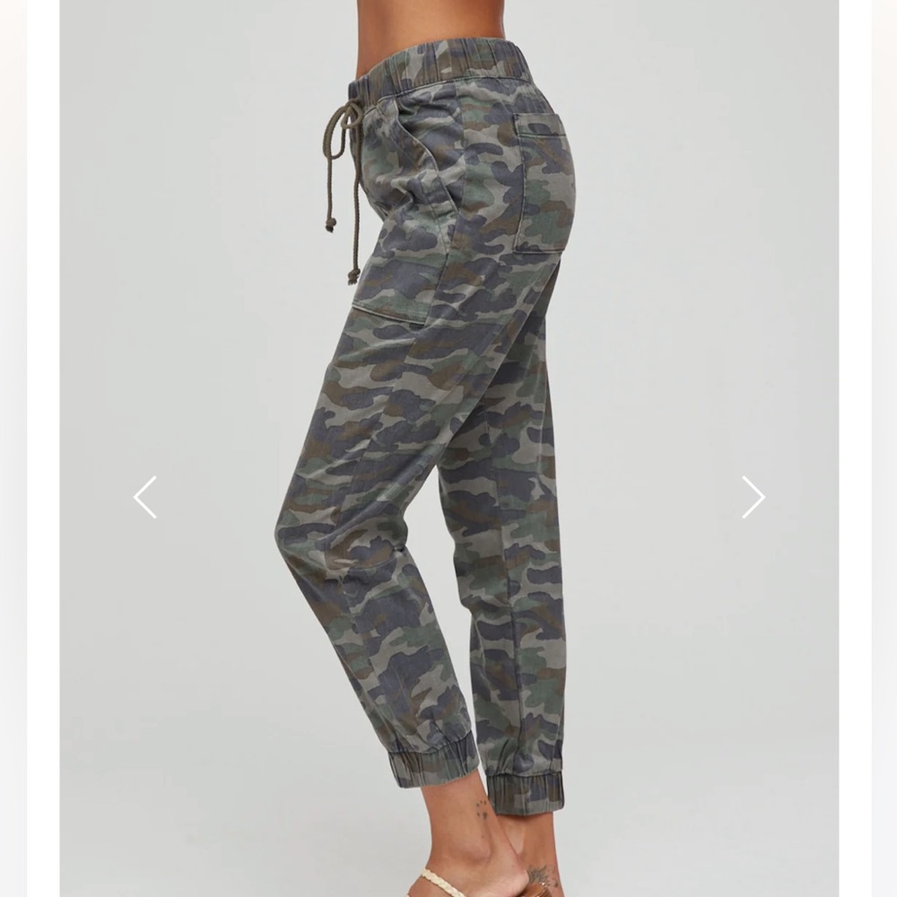 Bella Dahl camo pocket jogger. Size Large